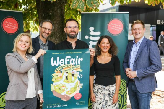 Agnes Zauner (Global 2000), Norbert Rainer (Klimabündnis), Wolfgang Pfoser-Almer (WeFair), Lisa Aigelsperger (Südwind OÖ) und Landesrat Stefan Kaineder (v.l.n.r.) freuen sich schon auf die WeFair von 7.-9. Oktober 2022 in Linz
