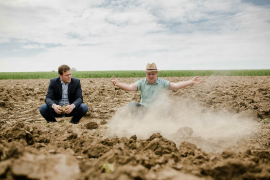 Umwelt- und Klima-Landesrat Stefan Kaineder mit Hermann Holzweber (Bio-Landwirt in Schwertberg) auf einem ausgetrockneten Feld - Klimakrise macht Dürren immer wahrscheinlicher - Bewässerungsbedarf steigt auch in Oberösterreich – Machland und östliches Mühlviertel am stärksten betroffen