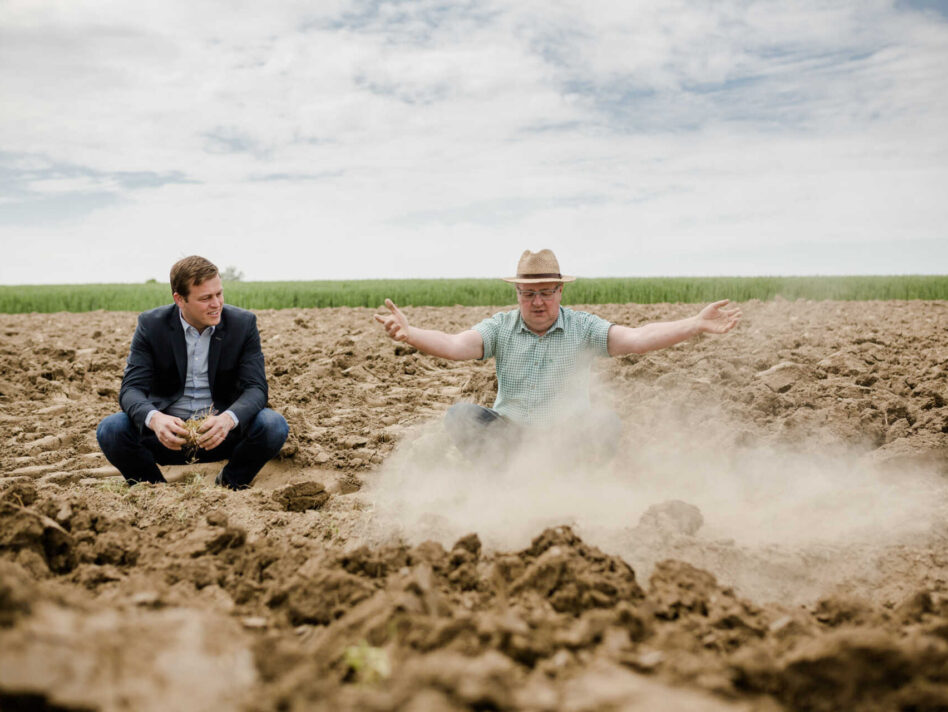 Umwelt- und Klima-Landesrat Stefan Kaineder mit Hermann Holzweber (Bio-Landwirt in Schwertberg) auf einem ausgetrockneten Feld - Klimakrise macht Dürren immer wahrscheinlicher - Bewässerungsbedarf steigt auch in Oberösterreich – Machland und östliches Mühlviertel am stärksten betroffen