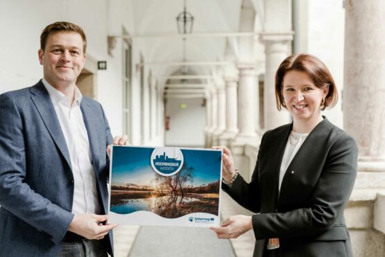 Umwelt- und Klima-Landesrat Stefan Kaineder und Gemeinde- und Feuerwehr-Landesrätin Michaela Langer-Weninger freuen sich über das grenzübergreifende Projekt „Hochwasserwissen“