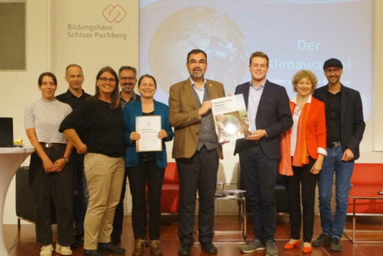 Landesrat Stefan Kaineder übergibt gemeinsam Projektleiterin Gerlinde Larndorfer-Armbruster und Klimabündnis-Geschäftsführer Norbert Rainer die Bodenbündnis Urkunde an die Vertreter:innen des Bildungshauses Schloss Puchberg