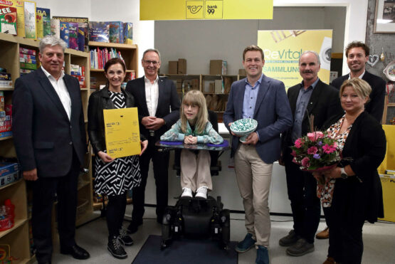 v.l.: Gerhard Gamsjäger (Post AG), Gemeinderätin Eva Brandstötter-Eiersebner, Roland Wohlmuth (OÖ Landesabfallverband), Laura Raiger (BIS), Landesrat Stefan Kaineder, Bgm. Johann Mitterlehner, Stefan Sifkovits (BIS), Claudia Loidl (BIS)