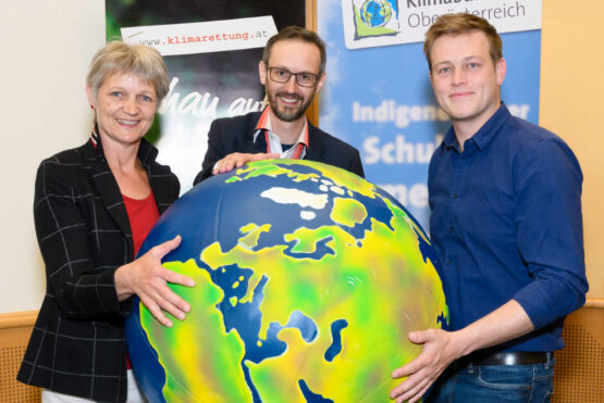 Die Schlierbacher Bgm.in Katharina Seebacher, Mag. Norbert Rainer (Klimabündnis) und Umwelt- und Klima-Landesrat Stefan Kaineder bei einem Klimabündnistreffen