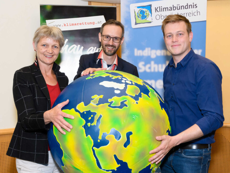 Die Schlierbacher Bgm.in Katharina Seebacher, Mag. Norbert Rainer (Klimabündnis) und Umwelt- und Klima-Landesrat Stefan Kaineder bei einem Klimabündnistreffen