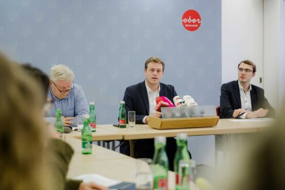 Umwelt- und Klima-Landesrat Stefan Kaineder mit Anti-Atom-Beauftragten Dalibor Strasky (links) und Risikoforscher Raphael Zimmerl (rechts)