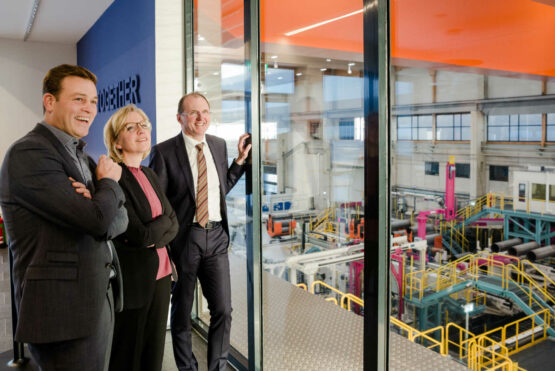 Klima-Landesrat Stefan Kaineder, Klimaschutzministerin Leonore Gewessler und Vorstandsvorsitzender (CEO) Gerald Mayer beim Arbeitsbesuch in der AMAG Ranshofen vergangenen Freitag