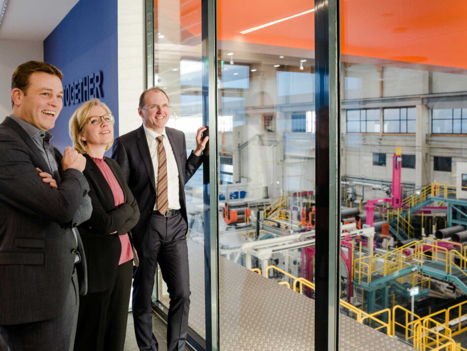 Klima-Landesrat Stefan Kaineder, Klimaschutzministerin Leonore Gewessler und Vorstandsvorsitzender (CEO) Gerald Mayer beim Arbeitsbesuch in der AMAG Ranshofen vergangenen Freitag