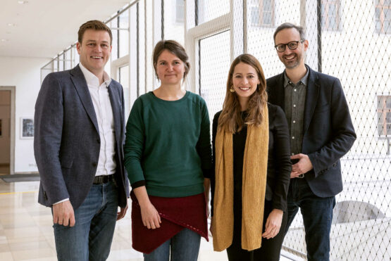 Umwelt- und Klima-Landesrat Stefan Kaineder, Eva Seebacher (Krünzeug GesbR), Susanne Frühmann (beanie.at fairknits) und Norbert Rainer (Geschäftsführer Klimabündnis OÖ)