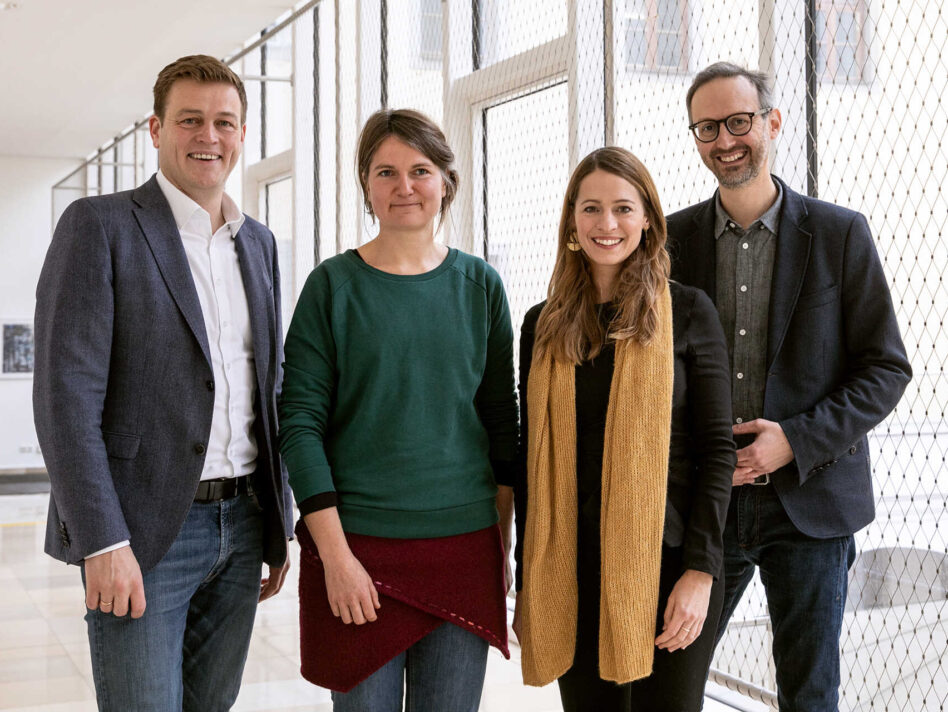 Umwelt- und Klima-Landesrat Stefan Kaineder, Eva Seebacher (Krünzeug GesbR), Susanne Frühmann (beanie.at fairknits) und Norbert Rainer (Geschäftsführer Klimabündnis OÖ)