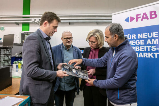 Klimaschutzministerin Leonore Gewessler und Landesrat Stefan Kaineder mit Vertreter:innen des Textil- und Elektronikhandels