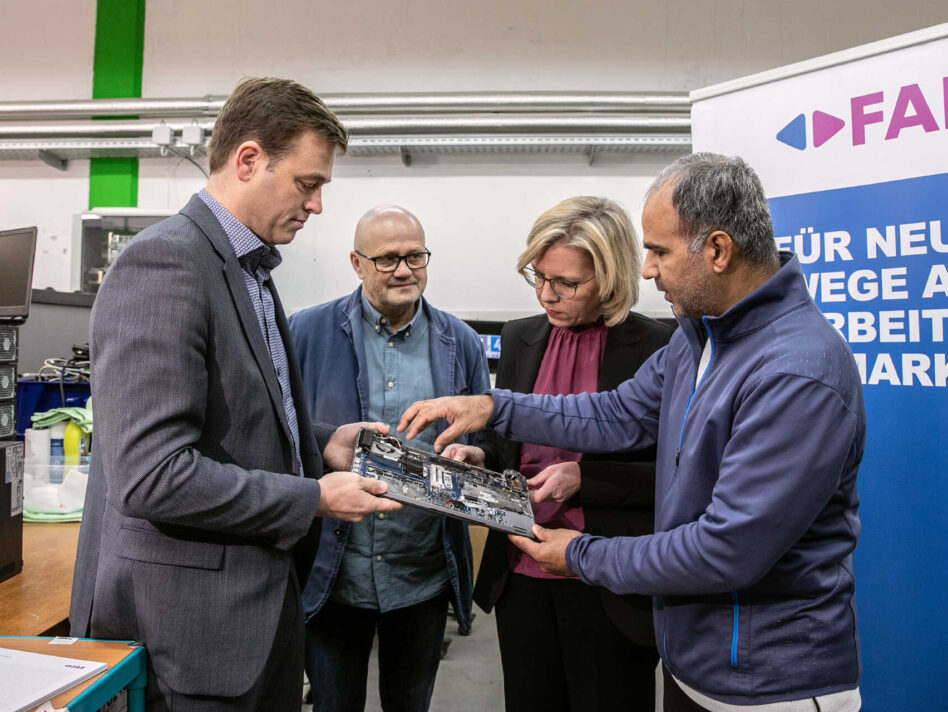 Klimaschutzministerin Leonore Gewessler und Landesrat Stefan Kaineder mit Vertreter:innen des Textil- und Elektronikhandels