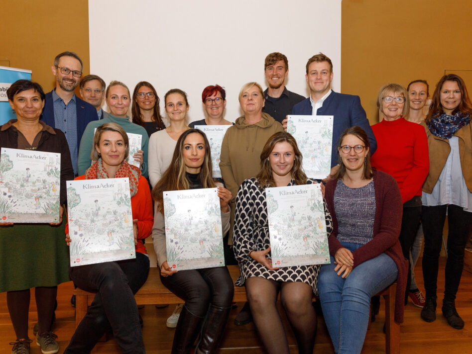 Landesrat Stefan Kaineder, der Geschäftsführer des Klimabündnis OÖ Norbert Rainer und die Projektmitarbeiter:innen gratulieren den neu ausgezeichneten KlimaAcker-Schulen