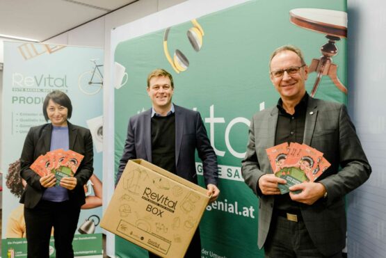 Mag.a Jasmine Chansri, MBA (Geschäftsführerin Volkshilfe OÖ), Umwelt- und Klima-Landesrat Stefan Kaineder und Bgm. Roland Wohlmuth (Vorsitzender des OÖ Landesabfallverbandes)