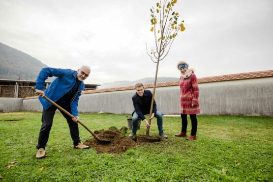 Umwelt- und Klima-Landesrat Stefan Kaineder pflanzte beim Besuch in Ternberg mit Mag.a Lucia Göbesberger (Diözese Linz) und Pfarrer Friedrich Lenhart einen Baum