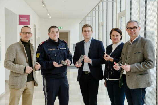 Mag. Christopher Böck (Geschäftsführer OÖ Landesjagdverband), BezInsp Markus Kreilmeier (Sprengstoff- und Pyrotechnikexperte LPD OÖ), Umwelt- und Klima-Landesrat Stefan Kaineder, DIin Regina Pürmayr (Leiterin Gruppe Luftgüte und Klimaschutz Land OÖ) und Mag. Franz Waldenberger (Präsident der Landwirtschaftskammer Oberösterreich) warnen vor den Gefahren und den Umweltauswirkungen der Silvesterfeuerwerke – in den Händen werden die Reste eines Silvesterfeuerwerkes gehalten, die auf einer landwirtschaftlichen Nutzfläche (ca. 1 Hektar) in Bad Hall gesammelt wurden.