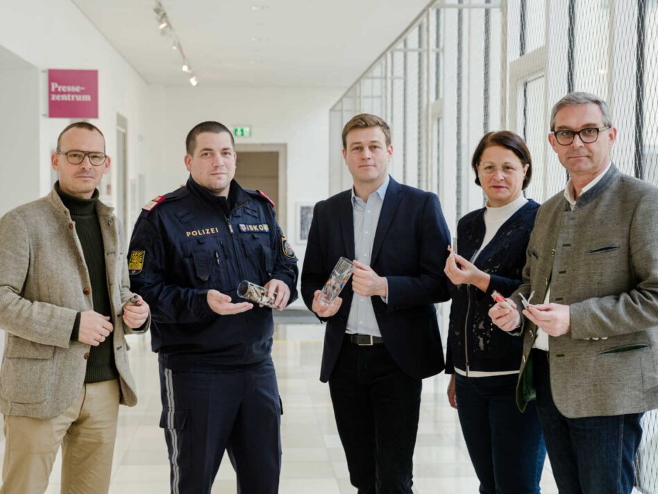 Mag. Christopher Böck (Geschäftsführer OÖ Landesjagdverband), BezInsp Markus Kreilmeier (Sprengstoff- und Pyrotechnikexperte LPD OÖ), Umwelt- und Klima-Landesrat Stefan Kaineder, DIin Regina Pürmayr (Leiterin Gruppe Luftgüte und Klimaschutz Land OÖ) und Mag. Franz Waldenberger (Präsident der Landwirtschaftskammer Oberösterreich) warnen vor den Gefahren und den Umweltauswirkungen der Silvesterfeuerwerke – in den Händen werden die Reste eines Silvesterfeuerwerkes gehalten, die auf einer landwirtschaftlichen Nutzfläche (ca. 1 Hektar) in Bad Hall gesammelt wurden.