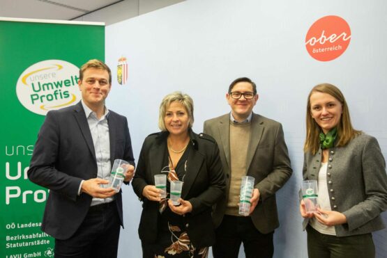 Umwelt- und Klimalandesrat Stefan Kaineder, Bürgermeisterin Daniela Durstberger (Vorsitzende Bezirksabfallverband Urfahr-Umgebung), Markus Altenhofer (Leiter Abfallwirtschaft und Bodenschutz – Land OÖ) und Julia Breitwieser (Landjugend OÖ) ziehen Bilanz zum ersten Jahr Mehrweggebot bei Veranstaltungen