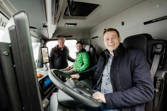 Umwelt- und Klima-Landesrat Stefan Kaineder testete gemeinsam mit Braucommune-Geschäftsführer Dipl. BW Ewald Pöschko, MBA und Bierlastkraftwagenfahrer Reinhard Lengauer einen E-LKW