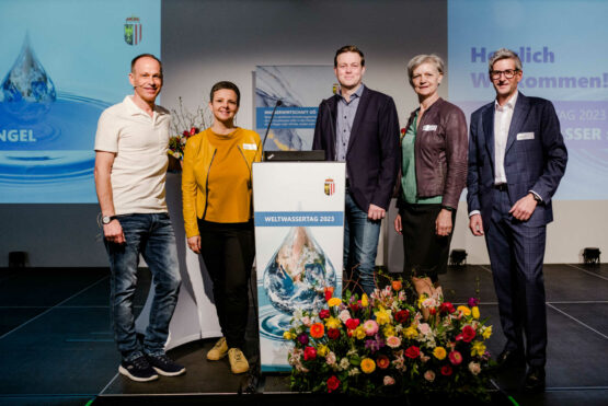 ORF-Wetter- und Klima-Experte Marcus Wadsak, Leiterin der OÖ Wasserwirtschaft Daniela König, Umwelt- und Klima-Landesrat Stefan Kaineder, Bürgermeisterin von Schlierbach Katharina Seebacher und Bürgermeister von Bad Schallerbach Markus Brandlmayr bei der Vortrags- und Diskussionsveranstaltung „HOCH : WASSER : MANGEL“ im Linzer Schlossmuseum.