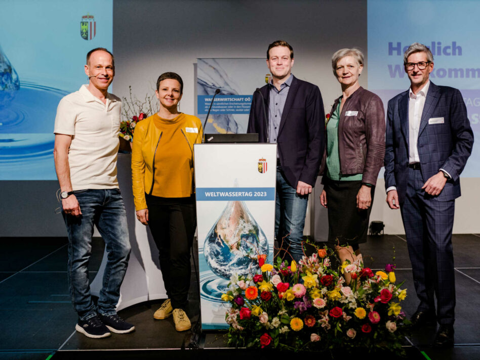 ORF-Wetter- und Klima-Experte Marcus Wadsak, Leiterin der OÖ Wasserwirtschaft Daniela König, Umwelt- und Klima-Landesrat Stefan Kaineder, Bürgermeisterin von Schlierbach Katharina Seebacher und Bürgermeister von Bad Schallerbach Markus Brandlmayr bei der Vortrags- und Diskussionsveranstaltung „HOCH : WASSER : MANGEL“ im Linzer Schlossmuseum.