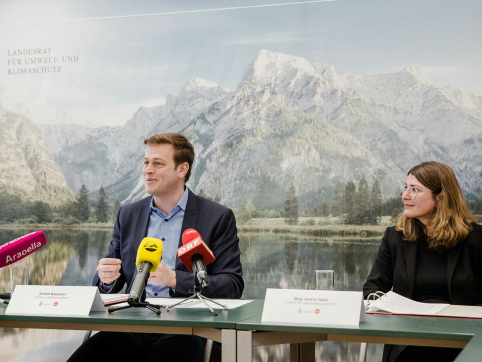 Umwelt- und Klima-Landesrat Stefan Kaineder und Astrid Zeller präsentieren den Tätigkeitsbericht der Lebensmittelaufsicht Oberösterreich.