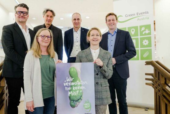 vorne v.l.: Ulrike Singer (Klimabündnis OÖ) und Sandra Reichel (Upper Austria Ladies), hinten v.l.: Harald Fux (Stadionarchitekt Raiffeisen Arena), Gerold Maier (BLACK WINGS LINZ), Dieter Brosz (Sportministerium) und Umwelt- und Klima-Landesrat Stefan Kaineder.