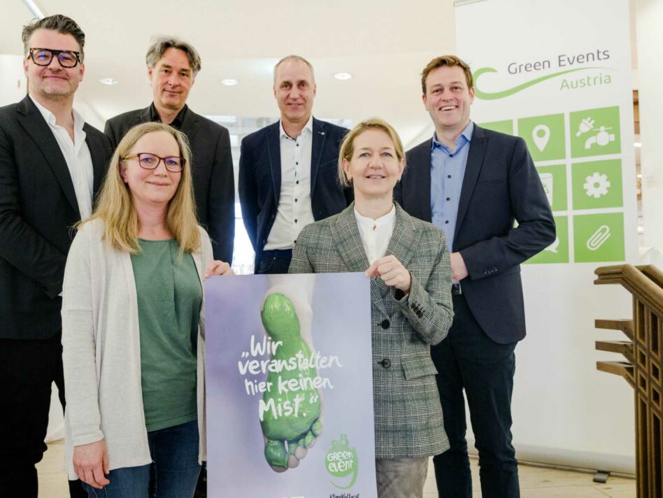 vorne v.l.: Ulrike Singer (Klimabündnis OÖ) und Sandra Reichel (Upper Austria Ladies), hinten v.l.: Harald Fux (Stadionarchitekt Raiffeisen Arena), Gerold Maier (BLACK WINGS LINZ), Dieter Brosz (Sportministerium) und Umwelt- und Klima-Landesrat Stefan Kaineder.