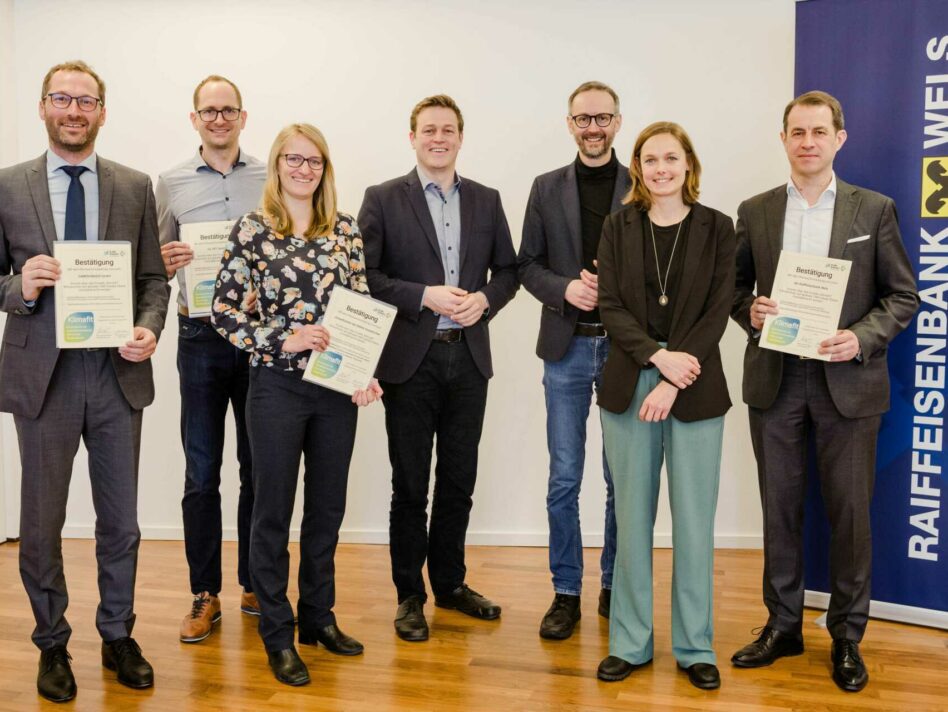 Mag. Johannes Huber (Geschäftsführer Samen Maier), Reinhard Pribil (Betriebsleiter PET), Mag.a Kristina Lisa Haselgrübler (Leiterin Umweltcenter Gunskirchen), Umwelt- und Klima-Landesrat Stefan Kaineder, Norbert Rainer (Klimabündnis OÖ), DIin Sarah Siemers (BOKU Wien), Mag. Michael Hag (Vorstand Raiffeisenbank Wels)