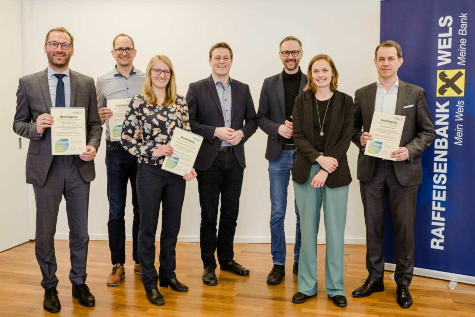 Mag. Johannes Huber (Geschäftsführer Samen Maier), Reinhard Pribil (Betriebsleiter PET), Mag.a Kristina Lisa Haselgrübler (Leiterin Umweltcenter Gunskirchen), Umwelt- und Klima-Landesrat Stefan Kaineder, Norbert Rainer (Klimabündnis OÖ), DIin Sarah Siemers (BOKU Wien), Mag. Michael Hag (Vorstand Raiffeisenbank Wels)