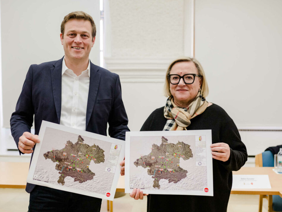 Umwelt- und Klima-Landesrat Stefan Kaineder und Gudrun Achleitner-Kastner mit der Karte der sanierten oder gesicherten Altlasten in Oberösterreich