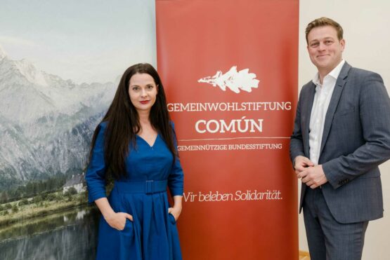 Umwelt- und Klima-Landesrat Stefan Kaineder und Veronika Bohrn Mena von der Gemeinwohlstiftung COMÚN geben im Lieferkettenatlas Überblick über die Schattenseiten des Transportgewerbes