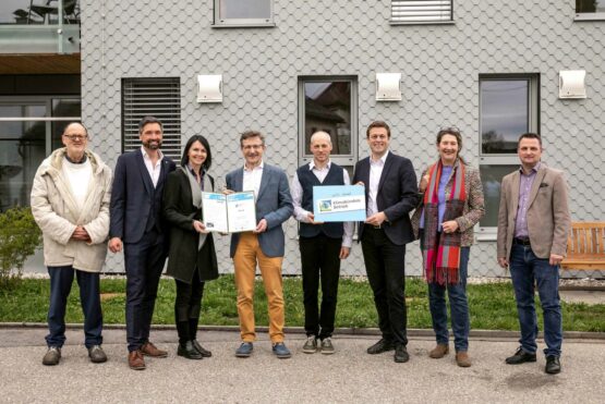 Hans Übleis (Obmann Verein Sozialzentrum), Peter Schobesberger (Bürgermeister), Claudia Hittenberger (Stv. Leiterin Mosaik), Norbert Ellinger (Klimabündnis), Stefan Hindinger (Leiter Mosaik), Stefan Kaineder (Landesrat), Sonja Pickhardt-Kröpfel (Umweltstadträtin), David Binder (Sicherheitsstadtrat)