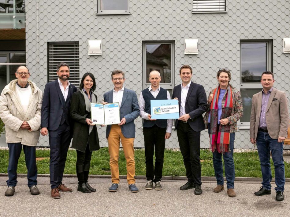 Hans Übleis (Obmann Verein Sozialzentrum), Peter Schobesberger (Bürgermeister), Claudia Hittenberger (Stv. Leiterin Mosaik), Norbert Ellinger (Klimabündnis), Stefan Hindinger (Leiter Mosaik), Stefan Kaineder (Landesrat), Sonja Pickhardt-Kröpfel (Umweltstadträtin), David Binder (Sicherheitsstadtrat)