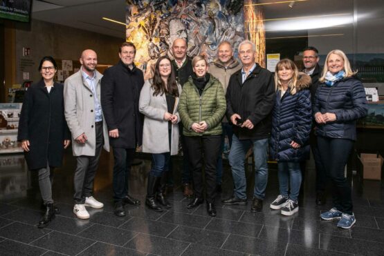 v.l.: LAbg. Julia Bammer (NEOS), Klubobmann Severin Mayr (Grüne), Umwelt- und Klima-Landesrat Stefan Kaineder, LAbg. Anne-Sophie Bauer (Grüne), Klubobmann Christian Dörfel (ÖVP), Bürgermeisterin Nicole Eder (Steinbach am Attersee), LAbg. Michael Fischer (FPÖ), LAbg. Peter Oberlehner (ÖVP), LAbg. Heidi Strauss (SPÖ), Clemens Schnaitl (Sternenpark Attersee-Traunsee), LAbg. Gertrud Scheiblberger (ÖVP).