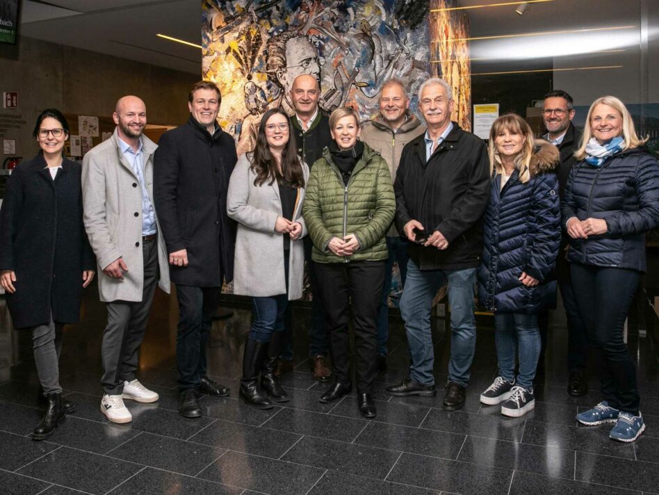 v.l.: LAbg. Julia Bammer (NEOS), Klubobmann Severin Mayr (Grüne), Umwelt- und Klima-Landesrat Stefan Kaineder, LAbg. Anne-Sophie Bauer (Grüne), Klubobmann Christian Dörfel (ÖVP), Bürgermeisterin Nicole Eder (Steinbach am Attersee), LAbg. Michael Fischer (FPÖ), LAbg. Peter Oberlehner (ÖVP), LAbg. Heidi Strauss (SPÖ), Clemens Schnaitl (Sternenpark Attersee-Traunsee), LAbg. Gertrud Scheiblberger (ÖVP).