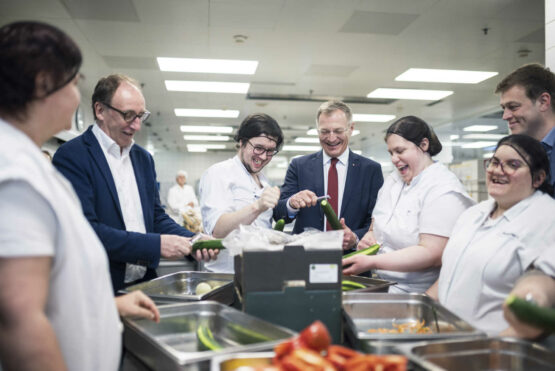 Sozial- und Gesundheitsminister Johannes Rauch, Landeshauptmann Mag. Thomas Stelzer und Landesrat Stefan Kaineder mit dem engagierten Küchenteam der Betriebsküche im Landesdienstleistungszentrum