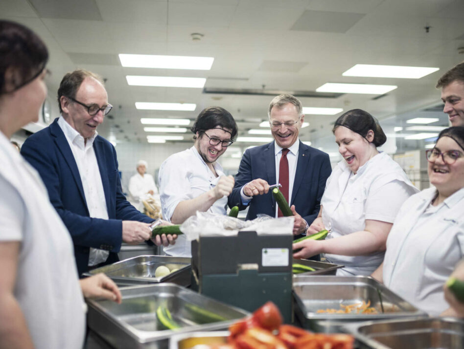 Sozial- und Gesundheitsminister Johannes Rauch, Landeshauptmann Mag. Thomas Stelzer und Landesrat Stefan Kaineder mit dem engagierten Küchenteam der Betriebsküche im Landesdienstleistungszentrum