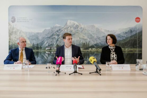 Univ.-Prof. Dr. Bernd Lamprecht, Umwelt- und Klima-Landesrat Stefan Kaineder und DIin Regina Pürmayr.