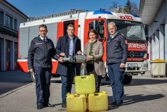 v.l.: Feuerwehrpräsident Robert Mayer, Umwelt-Landesrat Stefan Kaineder, Feuerwehr-Landesrätin Michaela Langer-Weninger und Landesbranddirektorstellvertreter Michael Hutterer