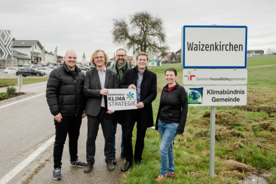 v.l.:  BGM Fabian Grüneis, GVM Harald Geissler, GF Klimabündnis Norbert Rainer, LR Stefan Kaineder, GR Sieglinde Forster.