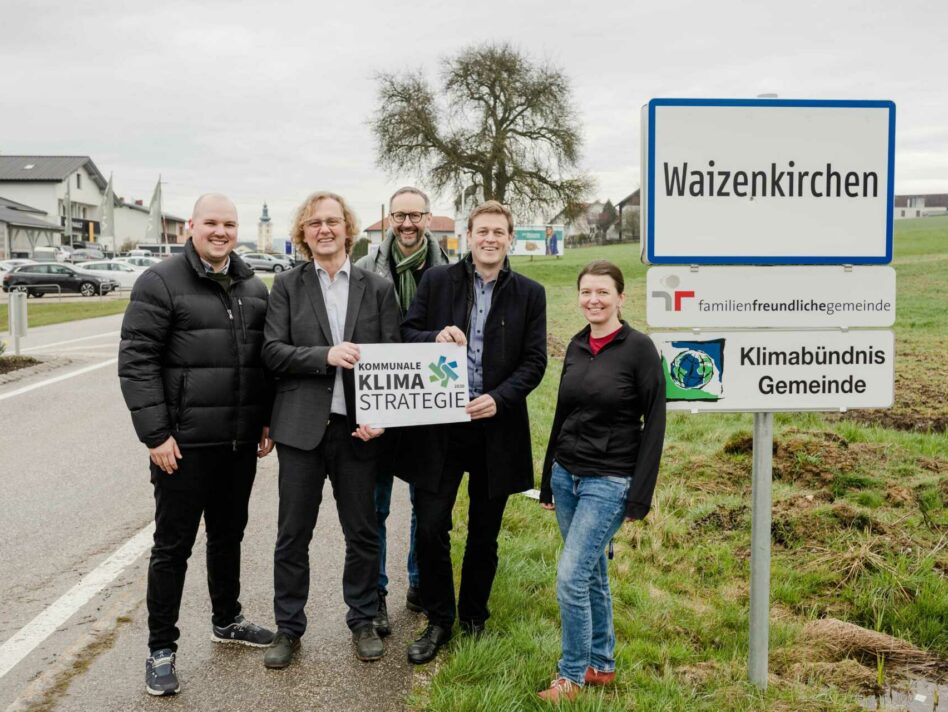 v.l.:  BGM Fabian Grüneis, GVM Harald Geissler, GF Klimabündnis Norbert Rainer, LR Stefan Kaineder, GR Sieglinde Forster.