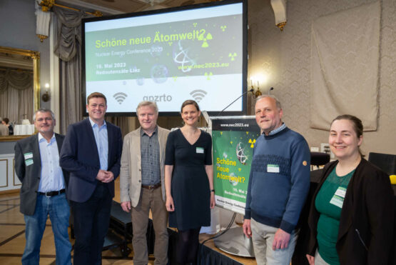 v.l.: Josef Engelmann (Anti Atom Komitee), Landesrat Stefan Kaineder, Dalibor Strasky (Anti-Atom Beauftragter des Landes OÖ), Friederike Frieß (BOKU, Institut für Sicherheits- und Risikowissenschaften), Edvard Sequens (Energieexperte Umweltorganisation Calla), Anna Weinbauer (atomstopp-atomkraftfrei leben)
