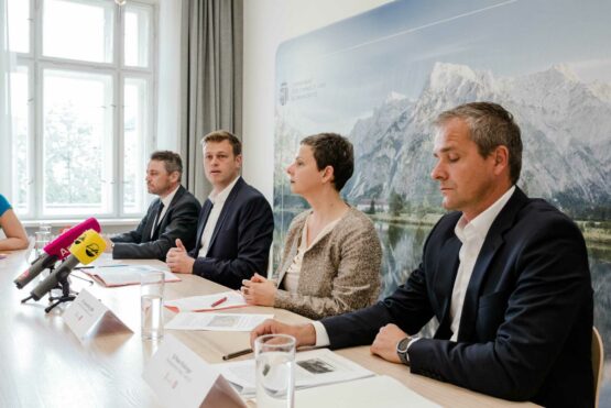 v.l.: Hochwasserschutzexperte Michael Fürst, Umwelt- und Klima-Landesrat Stefan Kaineder, die Leiterin der Abteilung Wasserwirtschaft Daniela König und Peter Kickinger vom Hydrographischen Dienst des Landes OÖ ziehen Bilanz über den Hochwasserschutz 10 Jahre nach der Hochwasserkatastrophe an der Donau in Oberösterreich.