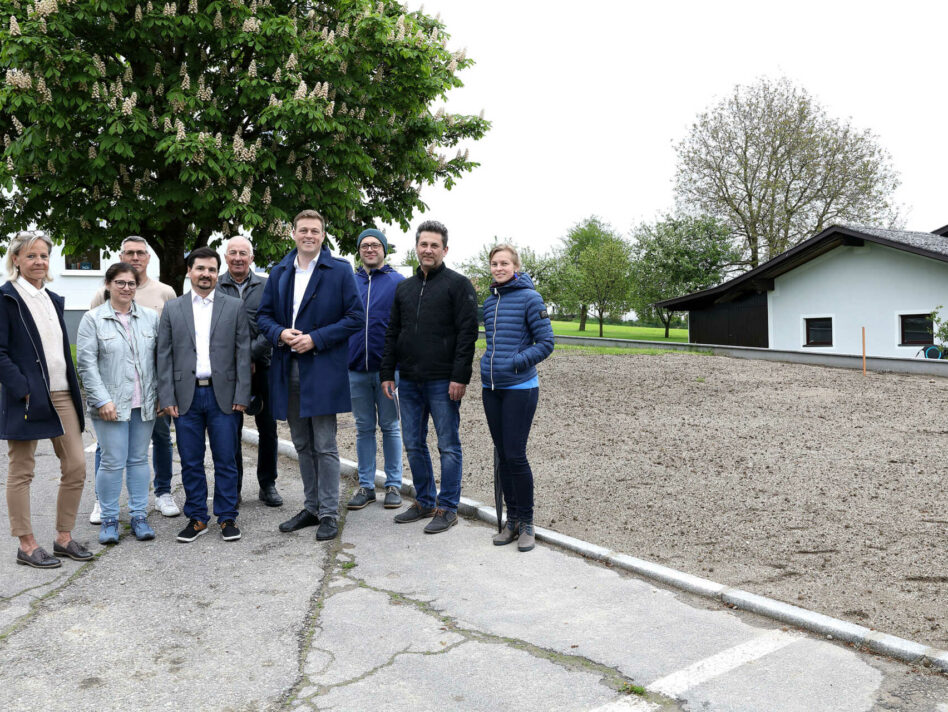 v.l.: Volksschul-Direktorin Monika Augustin, Dagmar Klaffenböck, Gemeindemitarbeiter Gerald Pögl, Amtsleiter Daniel Unterberger, Vertreter Wassergenossenschaft Pattigham Georg Augustin, Landesrat Stefan Kaineder, Klimabündnis-Leiter Johann Reiter, Bürgermeister Johann Urwanisch, Projektleiterin Pausengarten Daniela Reiter.