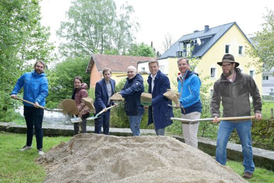 v.l.n.r.: DI Michael Diermayr, Eva Frauscher, B.Sc., Mag. Lukas Oberwagner, B.Ed., Vbgm. LAbg. Thomas Dim, Landesrat Stefan Kaineder, Bgm. Mag. (FH) Bernhard Zwielehner und Martin Brückner, B.ENG.