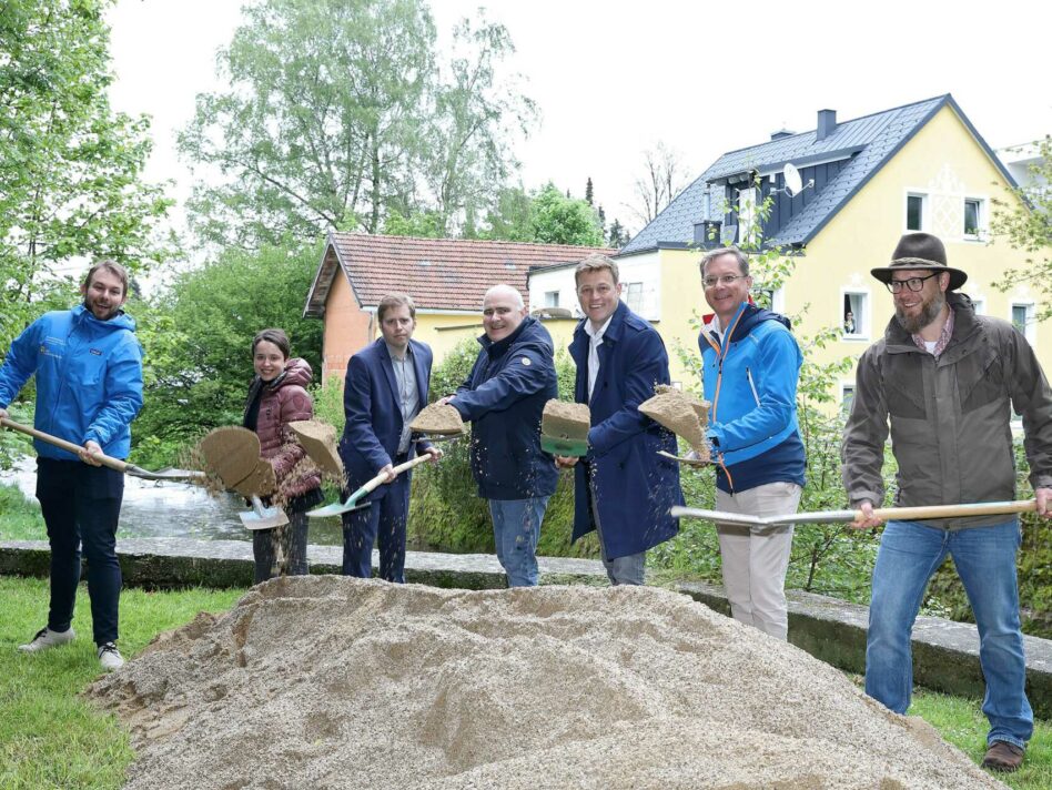 v.l.n.r.: DI Michael Diermayr, Eva Frauscher, B.Sc., Mag. Lukas Oberwagner, B.Ed., Vbgm. LAbg. Thomas Dim, Landesrat Stefan Kaineder, Bgm. Mag. (FH) Bernhard Zwielehner und Martin Brückner, B.ENG.