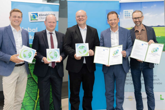 Umwelt- und Klima-Landesrat Stefan Kaineder, Vorstandsdirektor Mag. Thomas Wolfsgruber, Wolfgang Praher (Haustechnik und Ressourcenmanagement), Vorstandsvorsitzender Mag. Klaus Kumpfmüller und Mag. Norbert Rainer, Geschäftsführer Klimabündnis OÖ.
