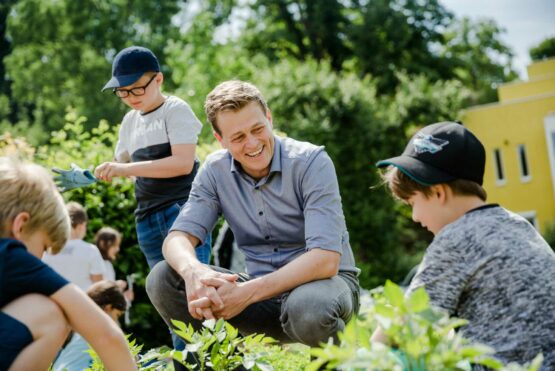 Umwelt- und Klima-Landesrat Stefan Kaineder freut sich, dass das Klimabündnis Oberösterreich heuer erstmals Sommerworkshops für Ferienangebote der Gemeinden anbieten kann.
