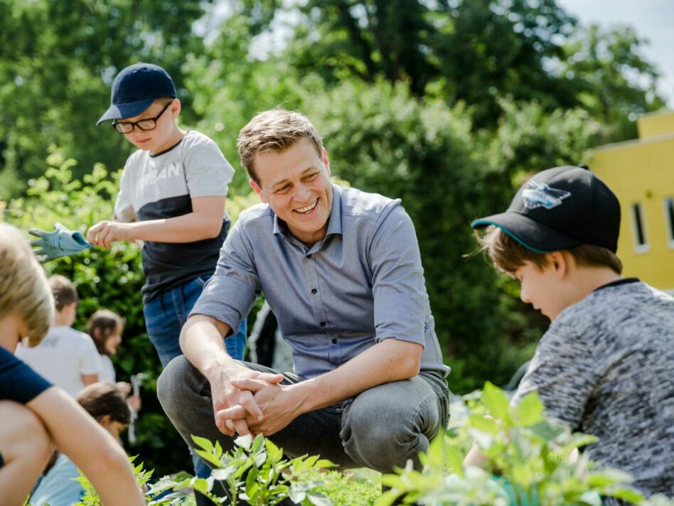 Umwelt- und Klima-Landesrat Stefan Kaineder freut sich, dass das Klimabündnis Oberösterreich heuer erstmals Sommerworkshops für Ferienangebote der Gemeinden anbieten kann.