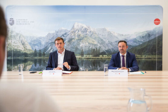 Landesrat Stefan Kaineder erklärt gemeinsam mit dem Wirtschaftsrechtsexperten des Landes OÖ, Michael Hammermüller, die weitere Vorgehensweise zur Preisfestsetzung der Fernwärmepreise.